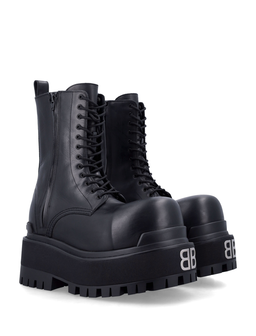 Giant boots - Spazio Pritelli