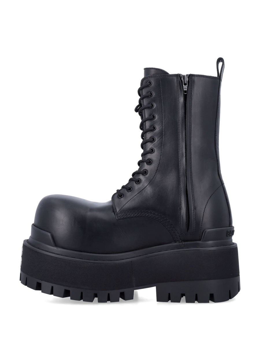 Giant boots - Spazio Pritelli