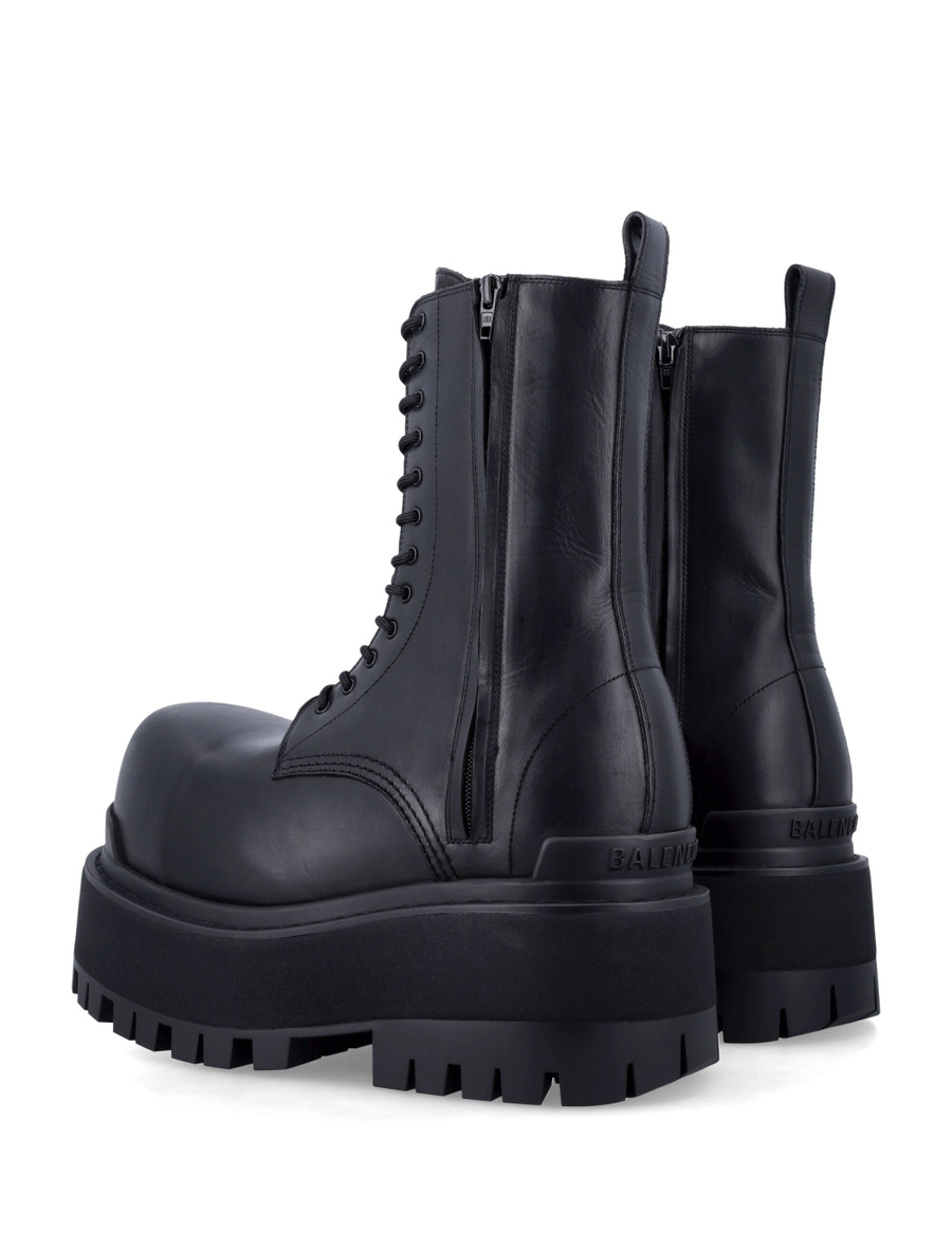 Giant boots - Spazio Pritelli