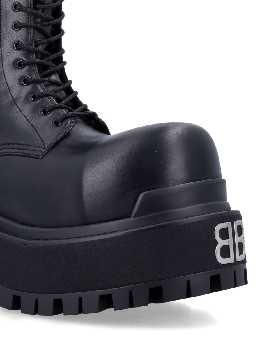 Giant boots - Spazio Pritelli